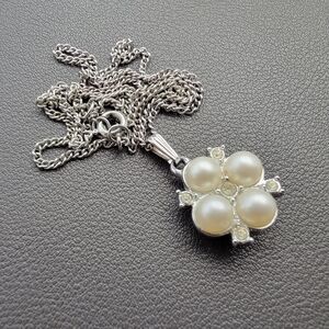 Sarah Coventry Faux Pearl & Rhinestone Floral Pendant Necklace –Vintage Elegance